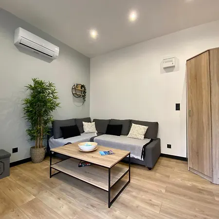 Petit Proche Centre Et *