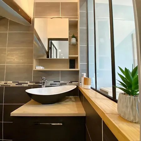 Petit Proche Centre Et *