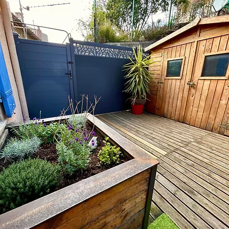 Petit Proche Centre Et *