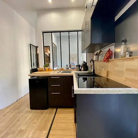 Petit Proche Centre Et *