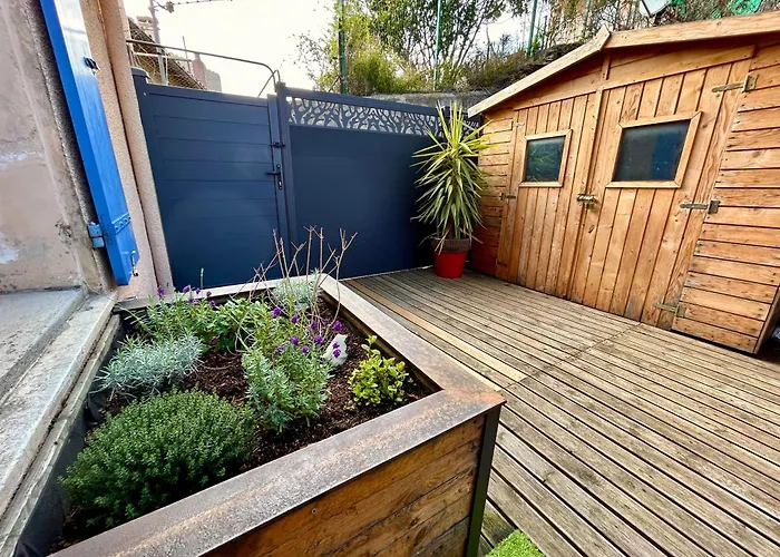 Petit Proche Centre Et *