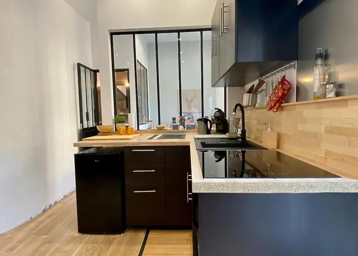 Petit Proche Centre Et *